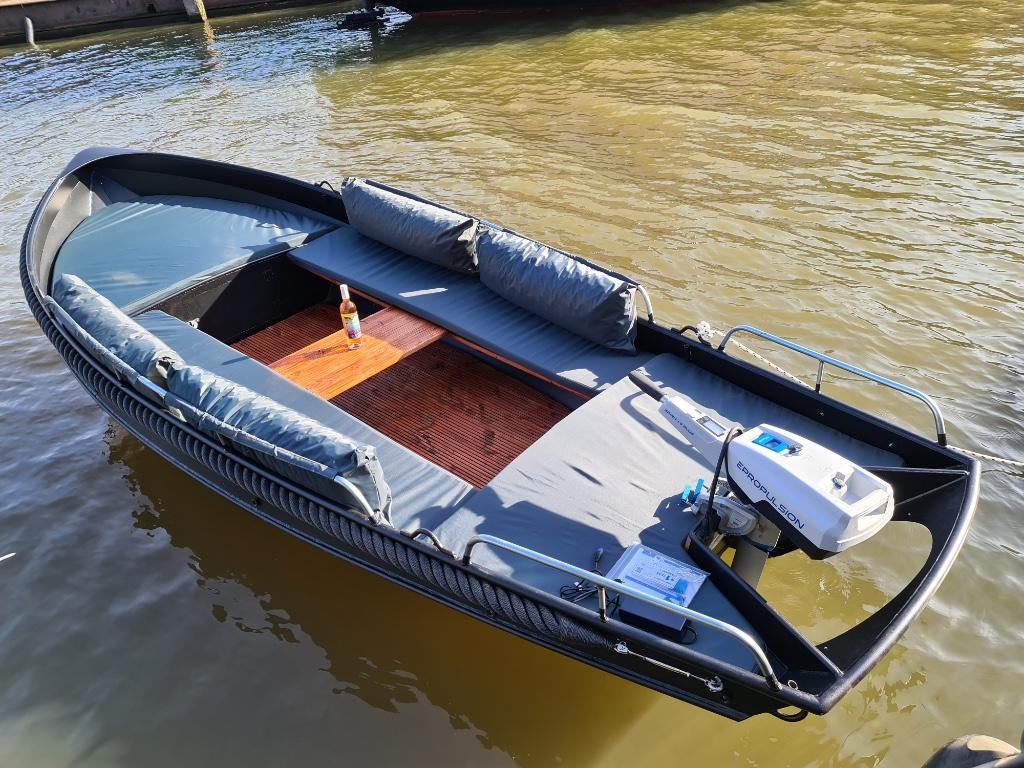 Schitterende stalen grachtenbootjes en sloepjes in Amsterdam