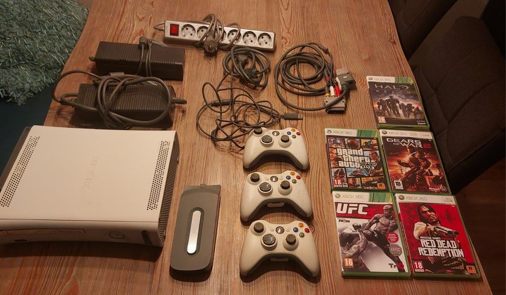 Xbox 360 met 3 controllers en 5 games, Ophalen of Verzenden, Gebruikt, Met 3 controllers of meer, Met games
