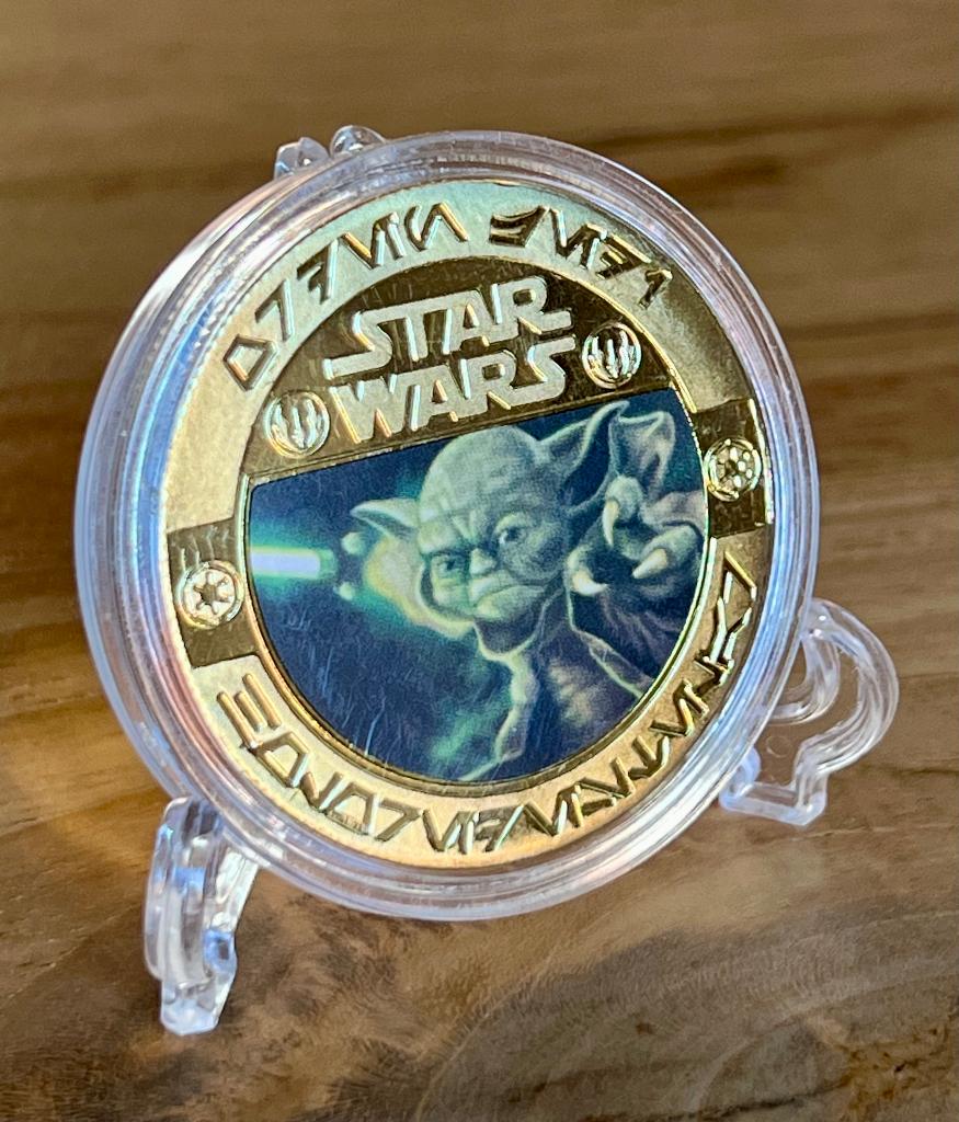 Yoda 24kt goud vergulde munt +standaard, Verzamelen, Star Wars, Ophalen of Verzenden, Nieuw, Overige typen