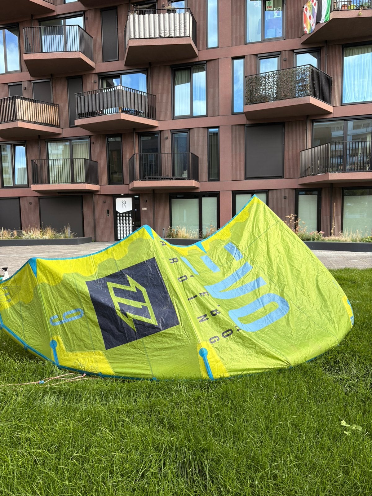 North / Duotone Evo 9 m2 set (met bar en pomp) uit 2017, Watersport en Boten, Gebruikt, Kitesurf-set, 9 m², Geen board