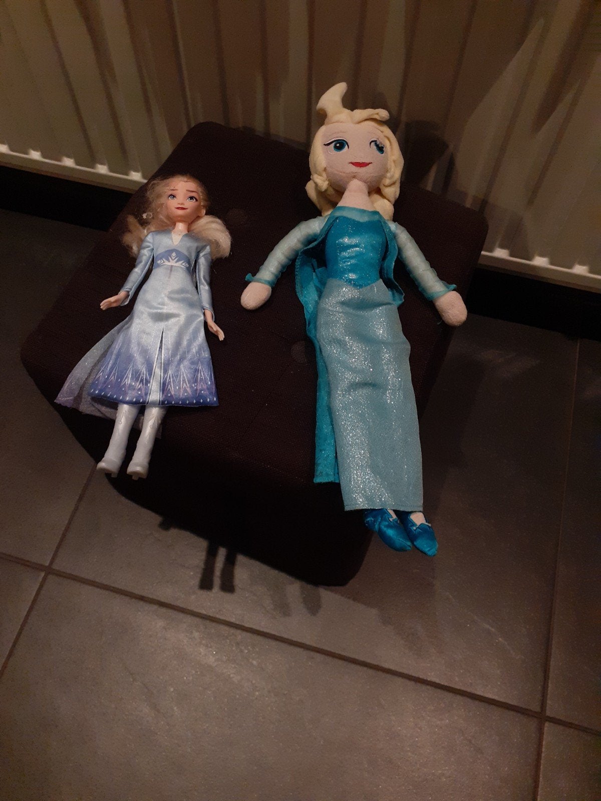 barbiepop  en stoffenpop van frozen.sint tip, Kinderen en Baby's, Ophalen, Zo goed als nieuw, Barbie