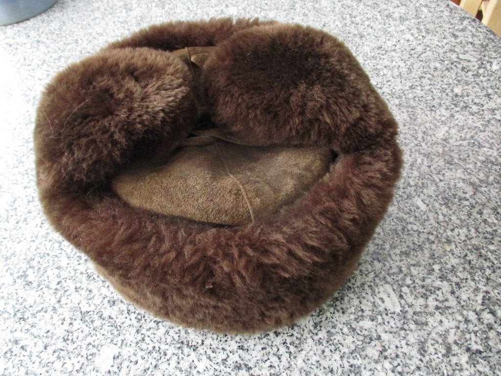 Bruin suede bontmuts maat 58 (engelse maat) ned. maat M-L, Maat 48/50 (M), Ophalen of Verzenden, Zo goed als nieuw, Horting & Sons London