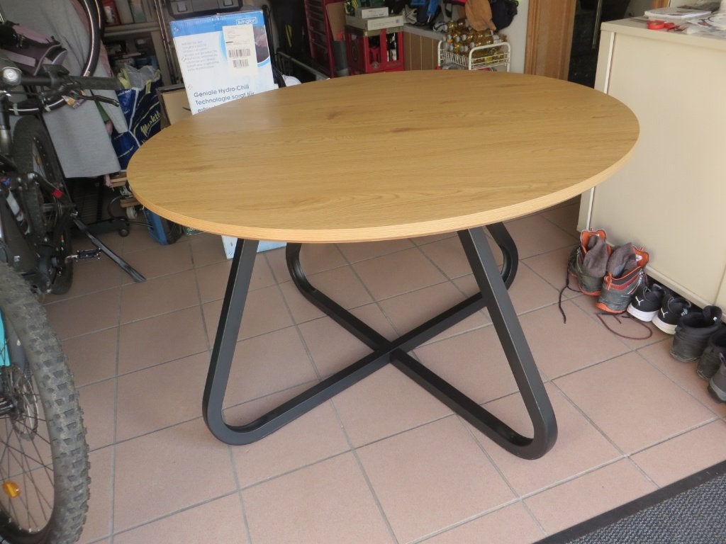Ronde moderne eiken tafel met metalen poten zgan, Ophalen, Zo goed als nieuw, Modern, Vier personen