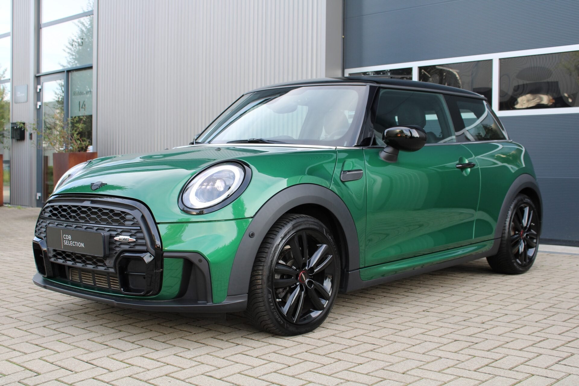 MINI 3-Deurs 1.5 Cooper Panorama/Stoelverwarming/Licht pakke, Auto's, Automaat, 136 pk, Met garantie (alle), 4 stoelen