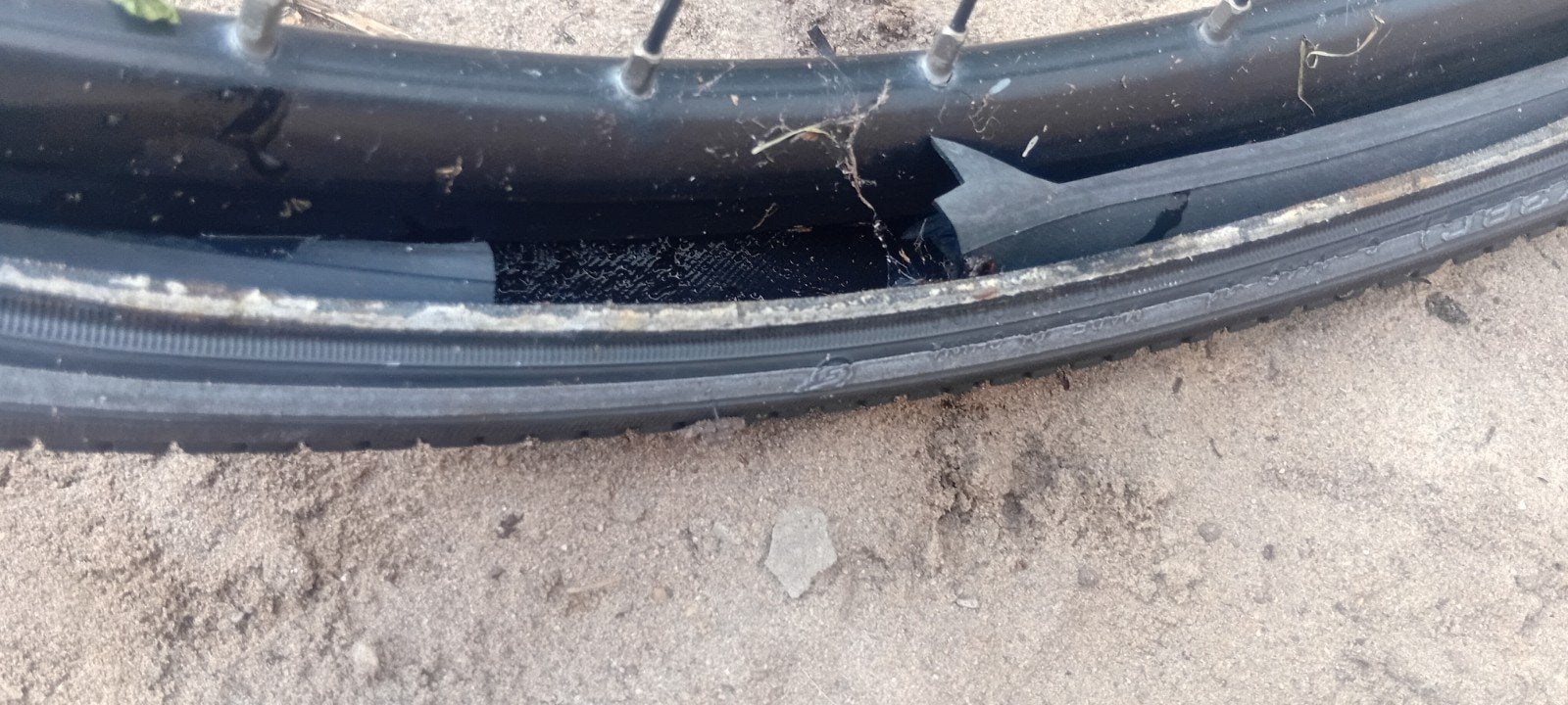 Foto 6 van Zwarte damesfiets met defecte binnenband