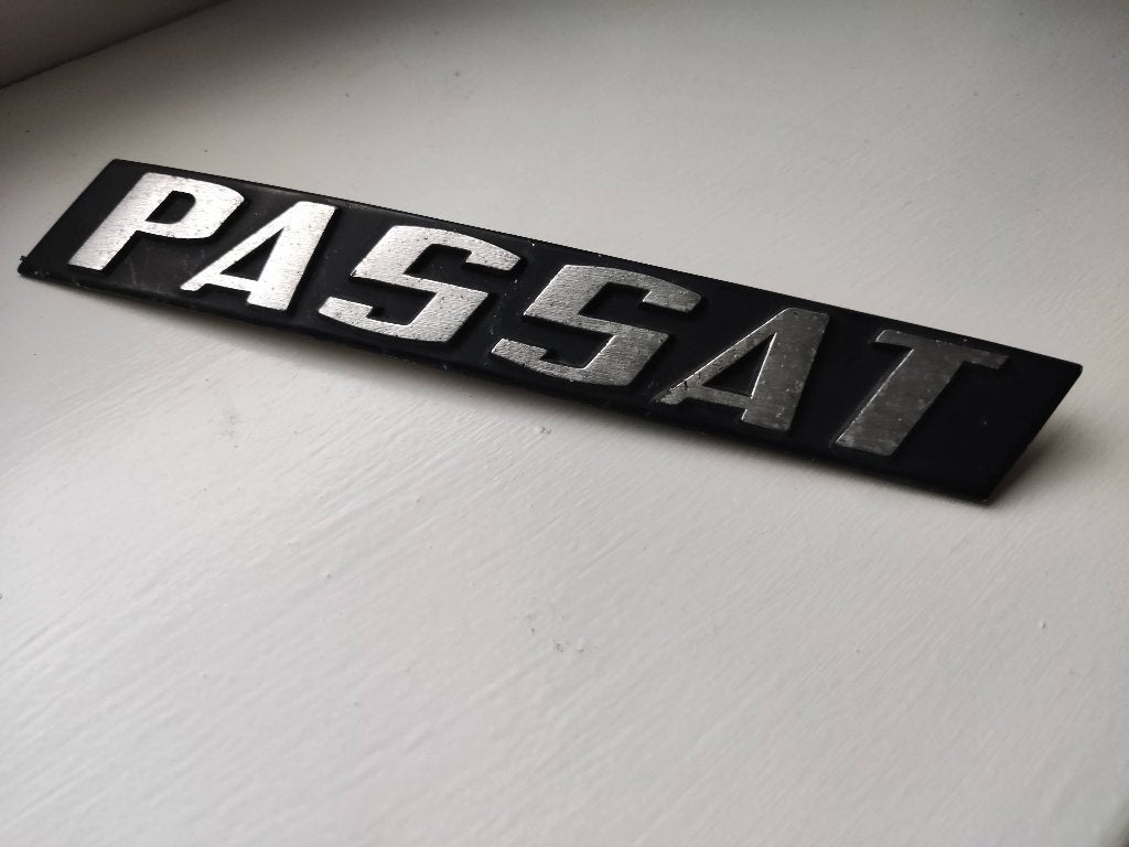 Volkswagen Passat 321853687C embleem logo, Ophalen of Verzenden