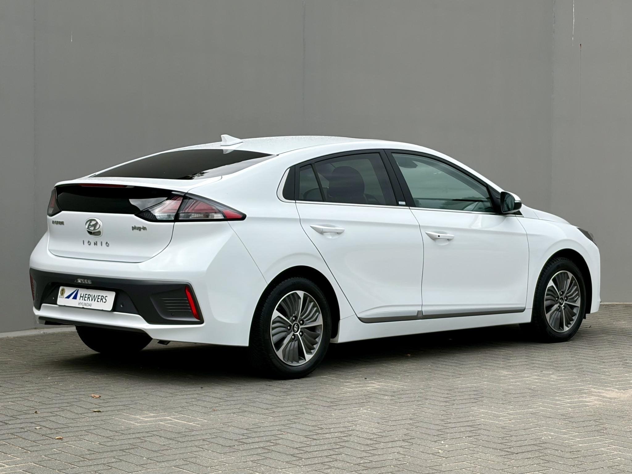 Hyundai IONIQ 1.6 GDi PHEV Premium Sky / PHEV / Cruise Contr, Auto's, Dealer onderhouden, Stof, Gebruikt, Wit