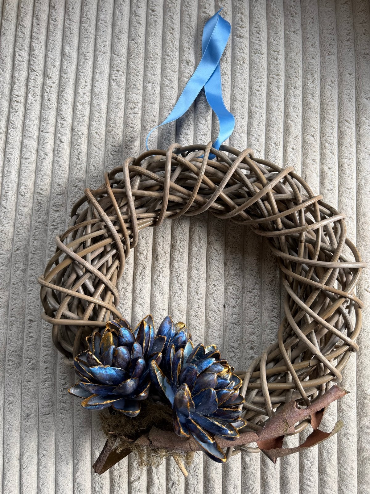 Decoratieve rotan krans met blauwe artisjok bloemen, Ophalen of Verzenden, Gebruikt, Krans, Natuurlijk materiaal