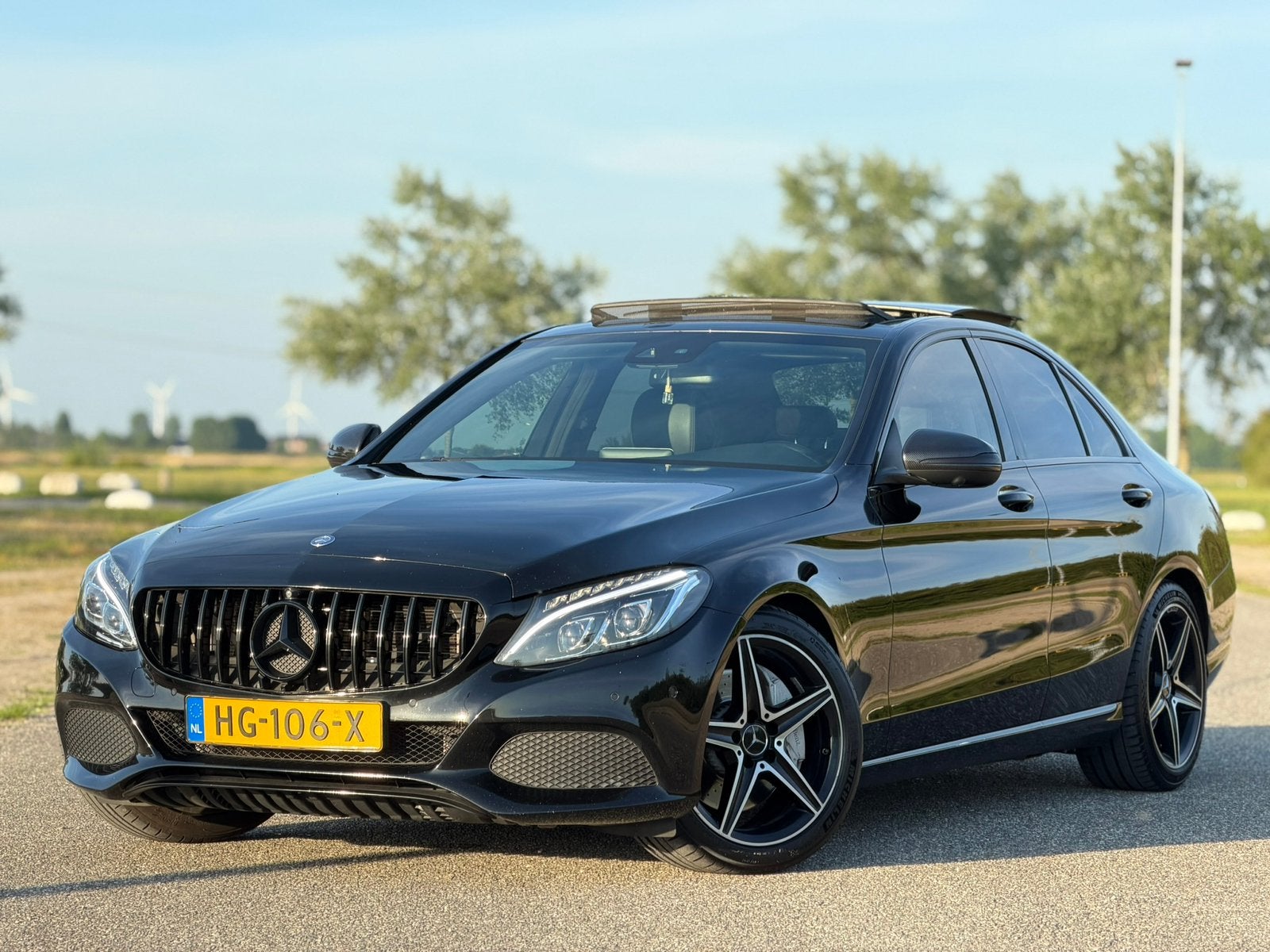 Mercedes-Benz C350e 211PK | Pano | Burmester | 360 Camera, Auto's, Automaat, Dealer onderhouden, Achterwielaandrijving, Zwart