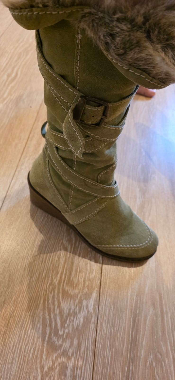 Groene suède laarzen met bontvoering, Lage of Enkellaarzen, Ophalen of Verzenden, Zo goed als nieuw, Groen