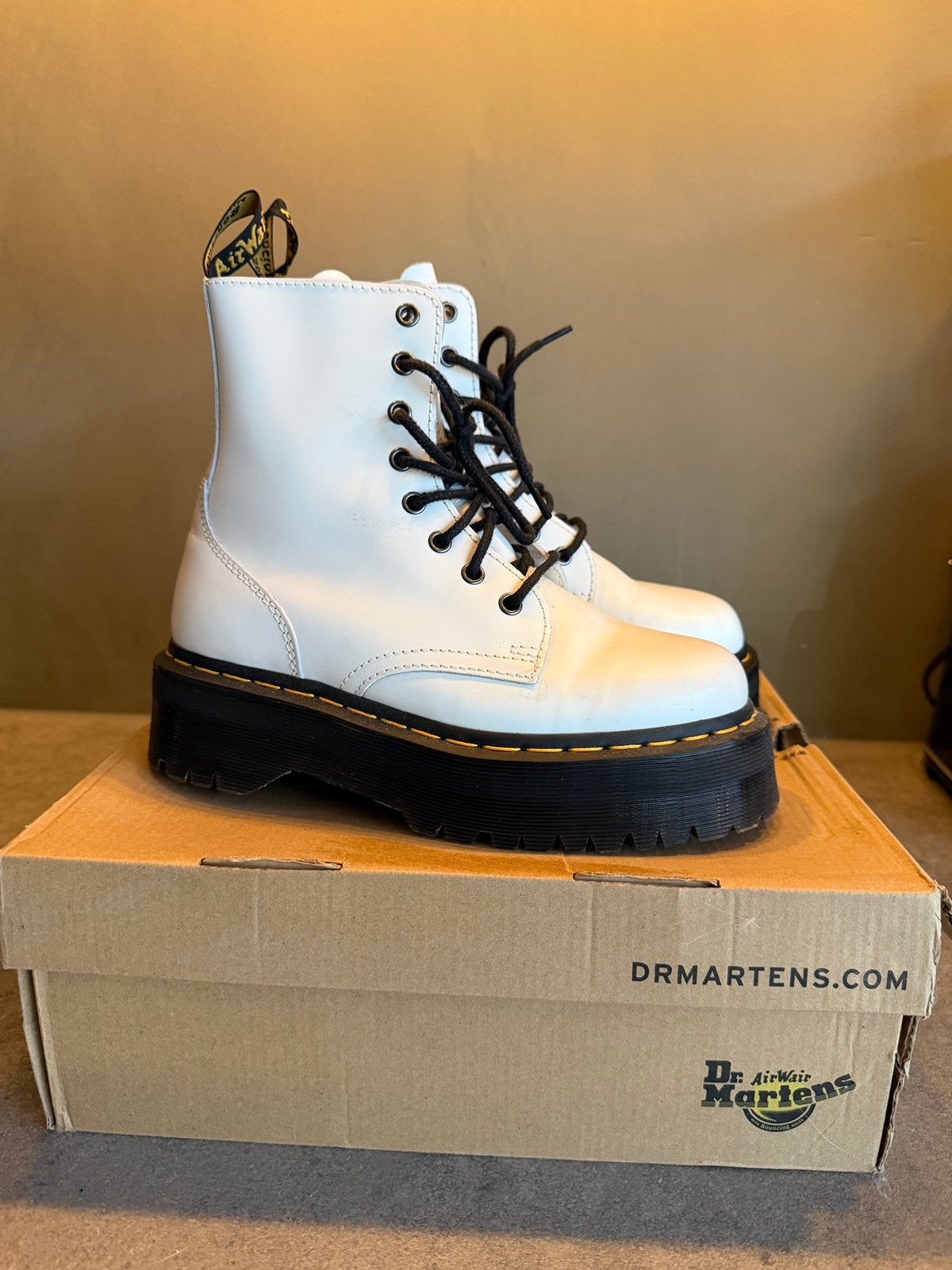 Dr martens maat 38, Wit, Lage of Enkellaarzen, Ophalen of Verzenden, Zo goed als nieuw
