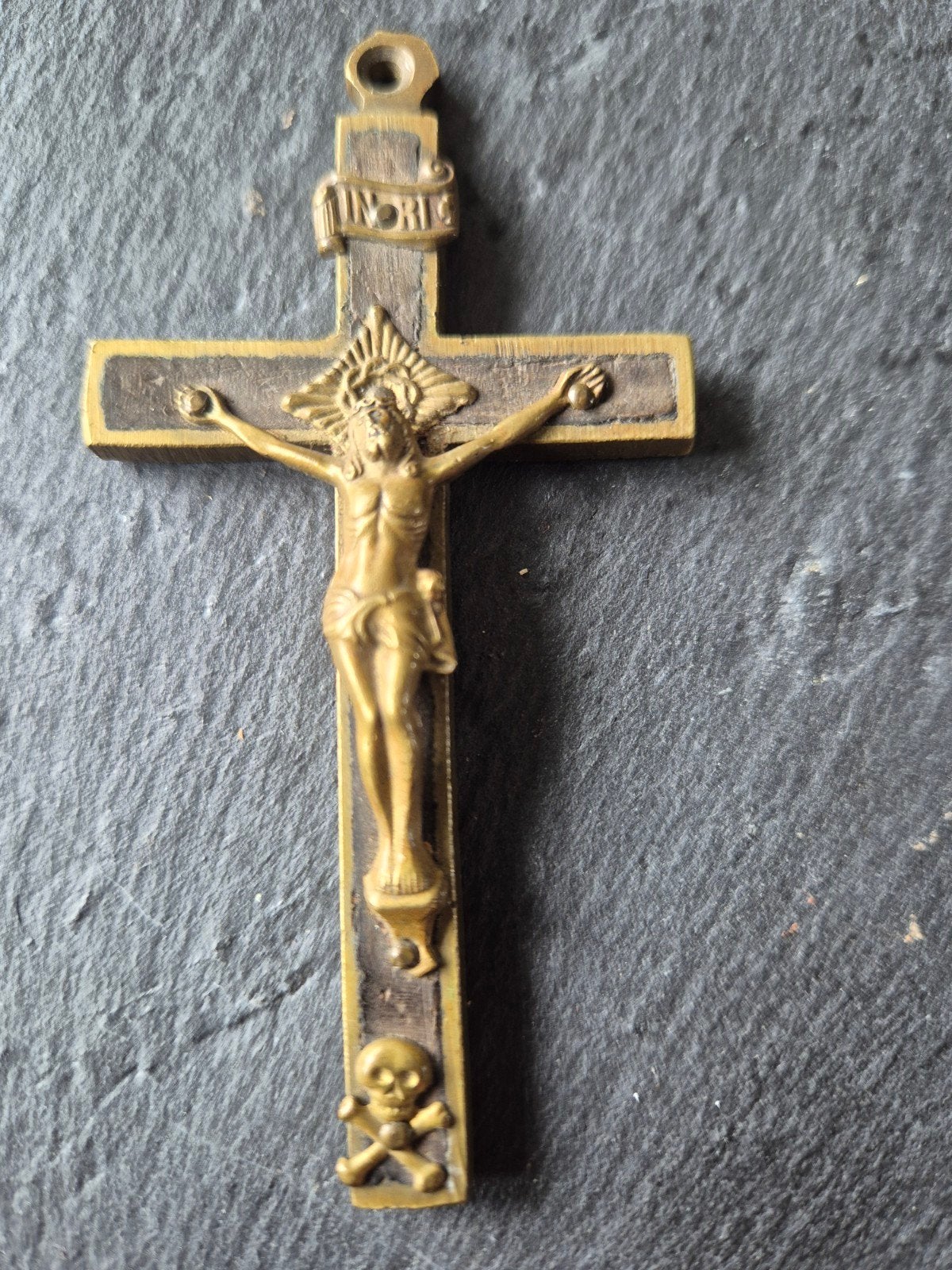 Antiek bronzen crucifix met Christusfiguur en doodshoofd, Ophalen of Verzenden