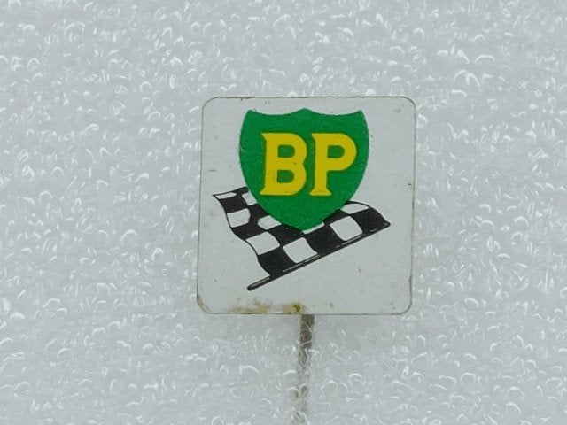 SP1492 Speldje BP met finishvlag, Verzamelen, Speldjes, Pins en Buttons, Ophalen of Verzenden, Gebruikt, Overige onderwerpen