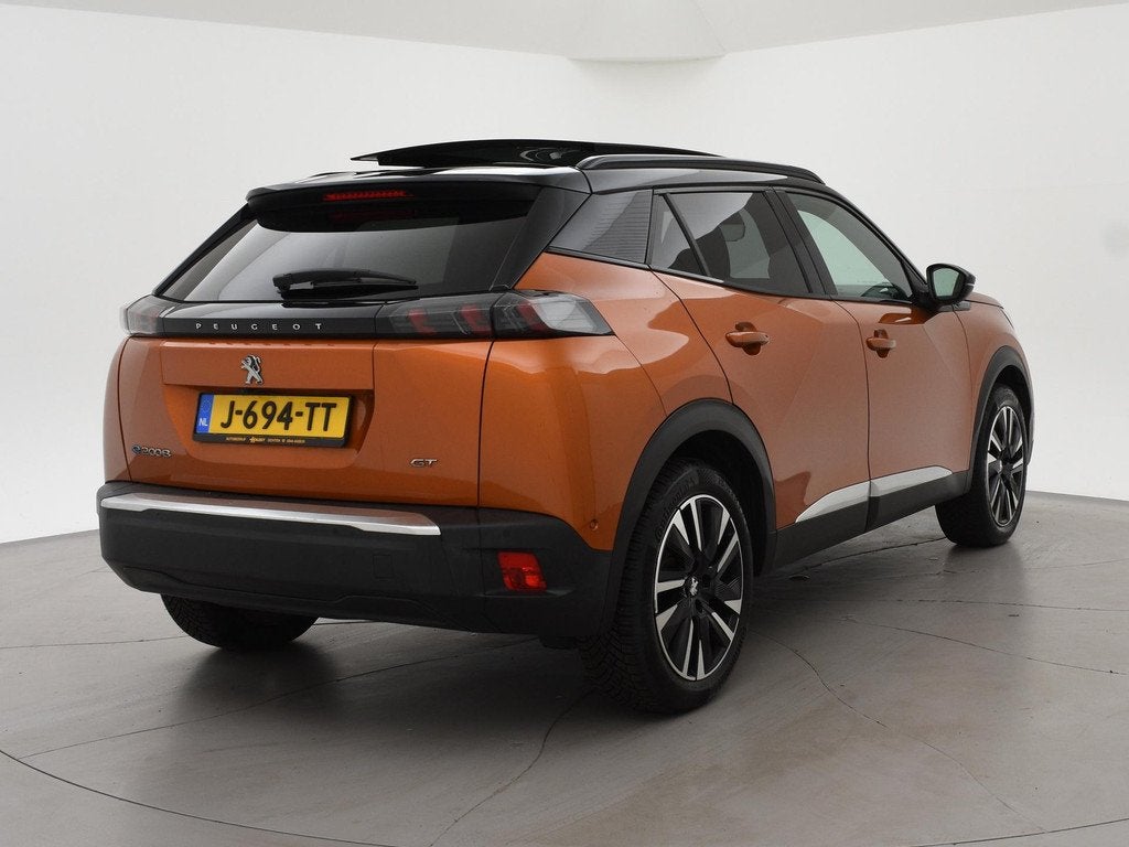 Peugeot e-2008 EV GT PREMIERE + PANORAMA SCHUIFDAK | ADAPTIV, Auto's, Peugeot, 136 pk, Gebruikt, Overige kleuren, Alcantara