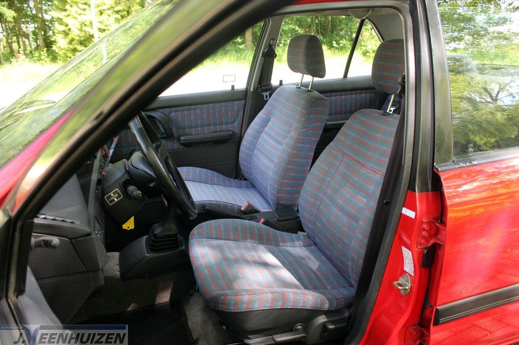 Mazda 323 1.3-16V GLX ✅1993 ⭐Leuke auto! (bj 1993), Auto's, Oldtimers, Voorwielaandrijving, Stof, Origineel Nederlands, Bedrijf