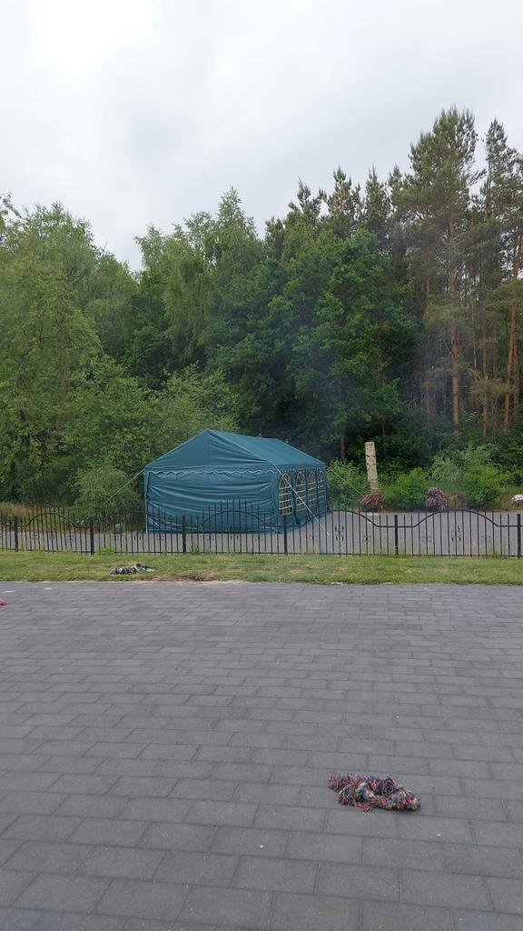 Partytent 8x4 inc. 8 nieuwe zijwanden, Ophalen, Partytent, Zo goed als nieuw, 4 tot 6 meter