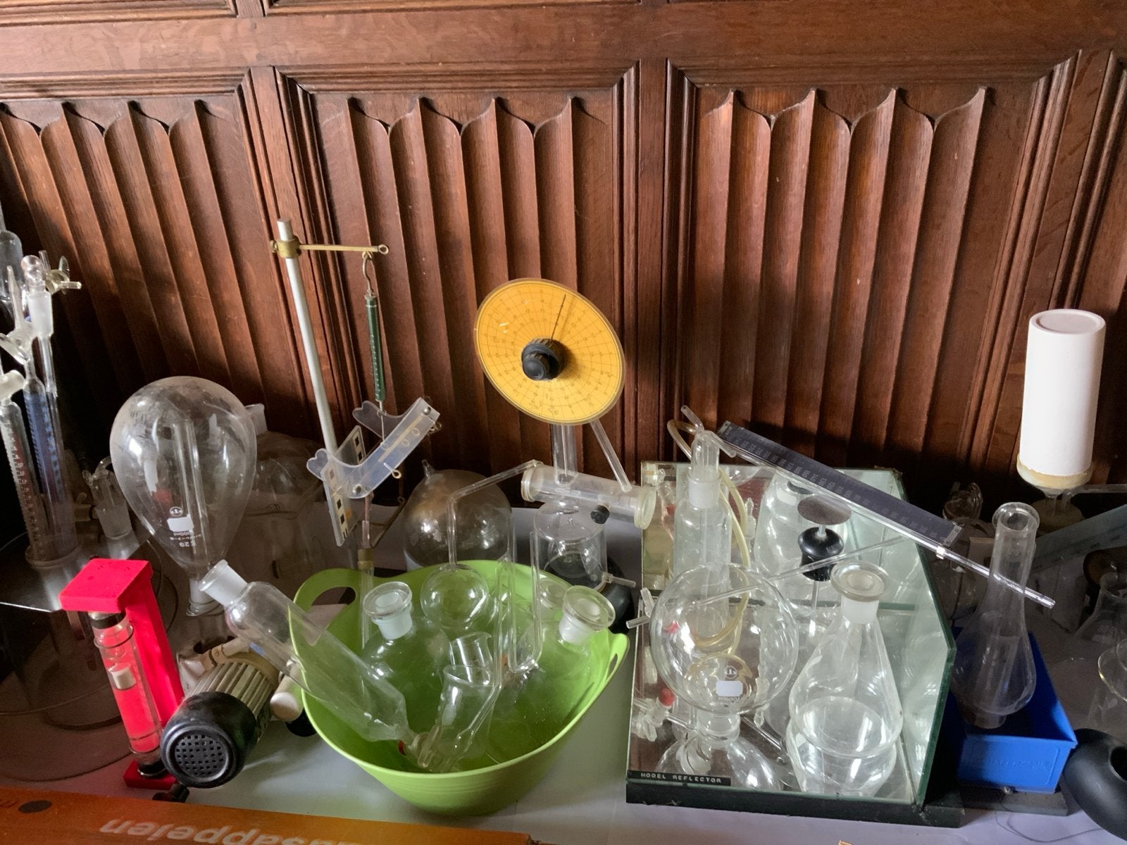 Diverse collectie laboratoriumglaswerk en apparatuur, Ophalen