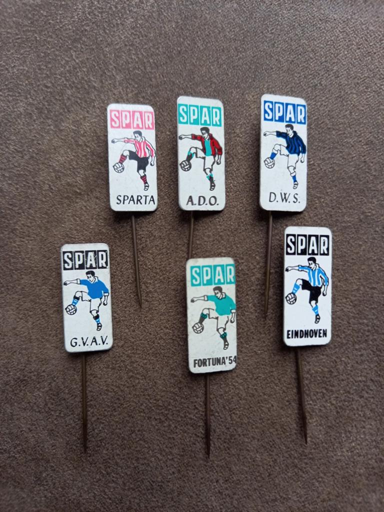 Speldjes SPAR voetbal
/ verschillende voetbalclubs, Verzamelen, Speldjes, Pins en Buttons, Ophalen of Verzenden, Gebruikt