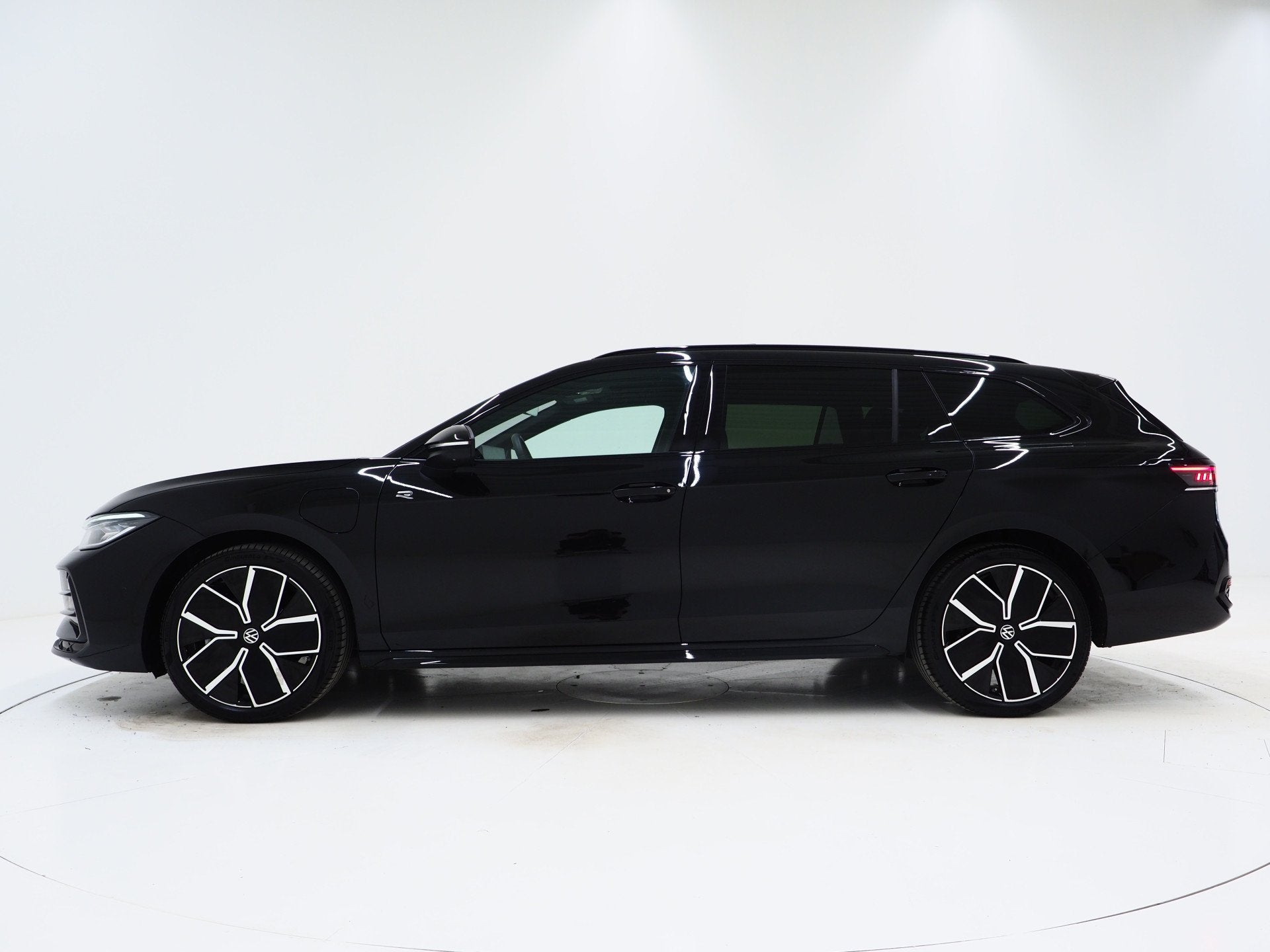Volkswagen Passat Variant 1.5 eHybrid R-Line | 5 Jaar Garant, 77 km/l, Zwart, 4 cilinders, Zwart