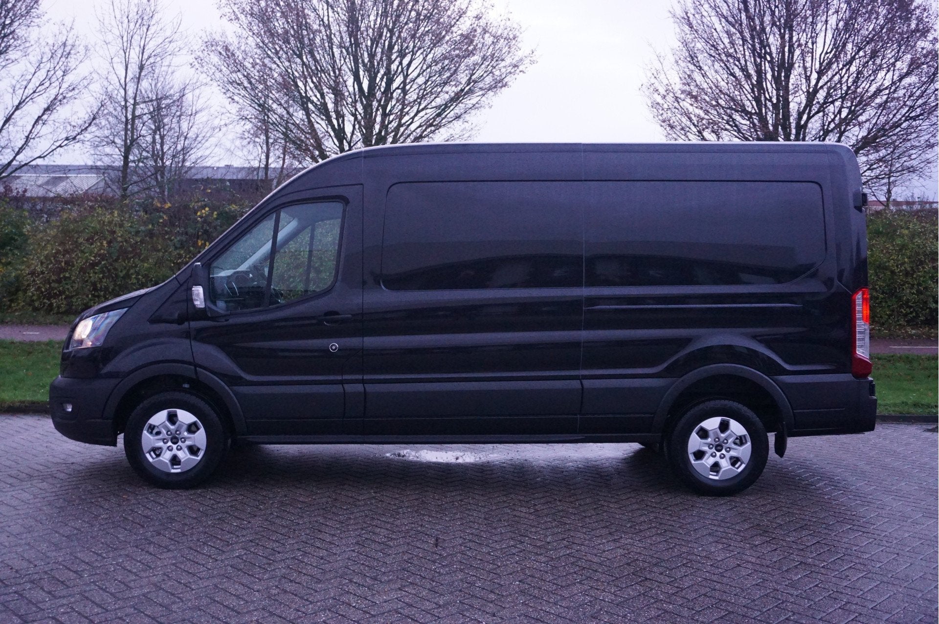 Ford Transit 350L L3H2 Trend AUT 130PK BPM VRIJ Sync4 Navi,, Achterwielaandrijving, 4 cilinders, 2800 kg, Zwart