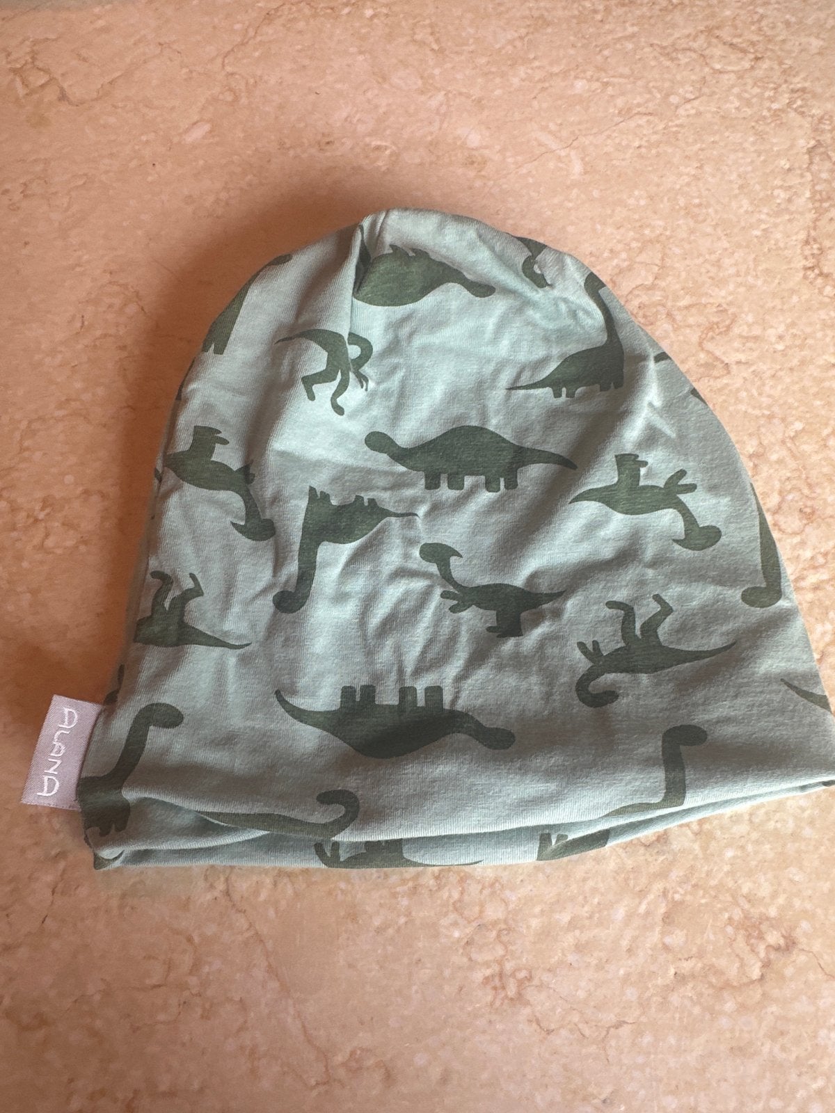 Alana muts met dinosaurusprint, Kinderen en Baby's, Babykleding | Mutsen, Sjaals en Wanten, Ophalen of Verzenden, Zo goed als nieuw