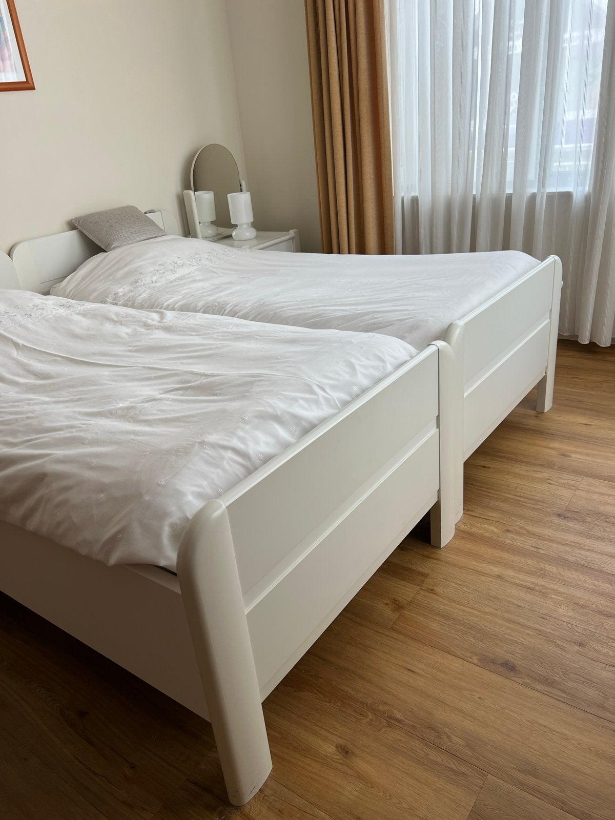 Senioren slaapkamer met elektrisch verstelbare bedden, Ophalen, 90 cm, Wit, Tweepersoons