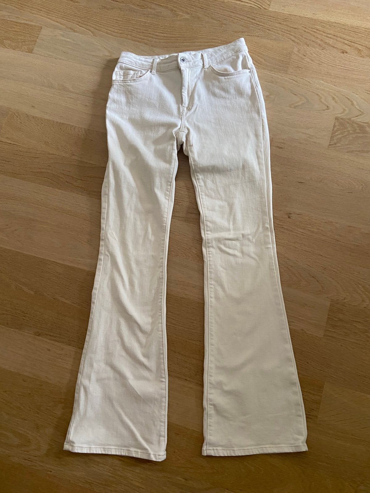 Only flared jeans mt M /34 ( cremekleur), Ophalen of Verzenden, Zo goed als nieuw, Overige kleuren, W30 - W32 (confectie 38/40)