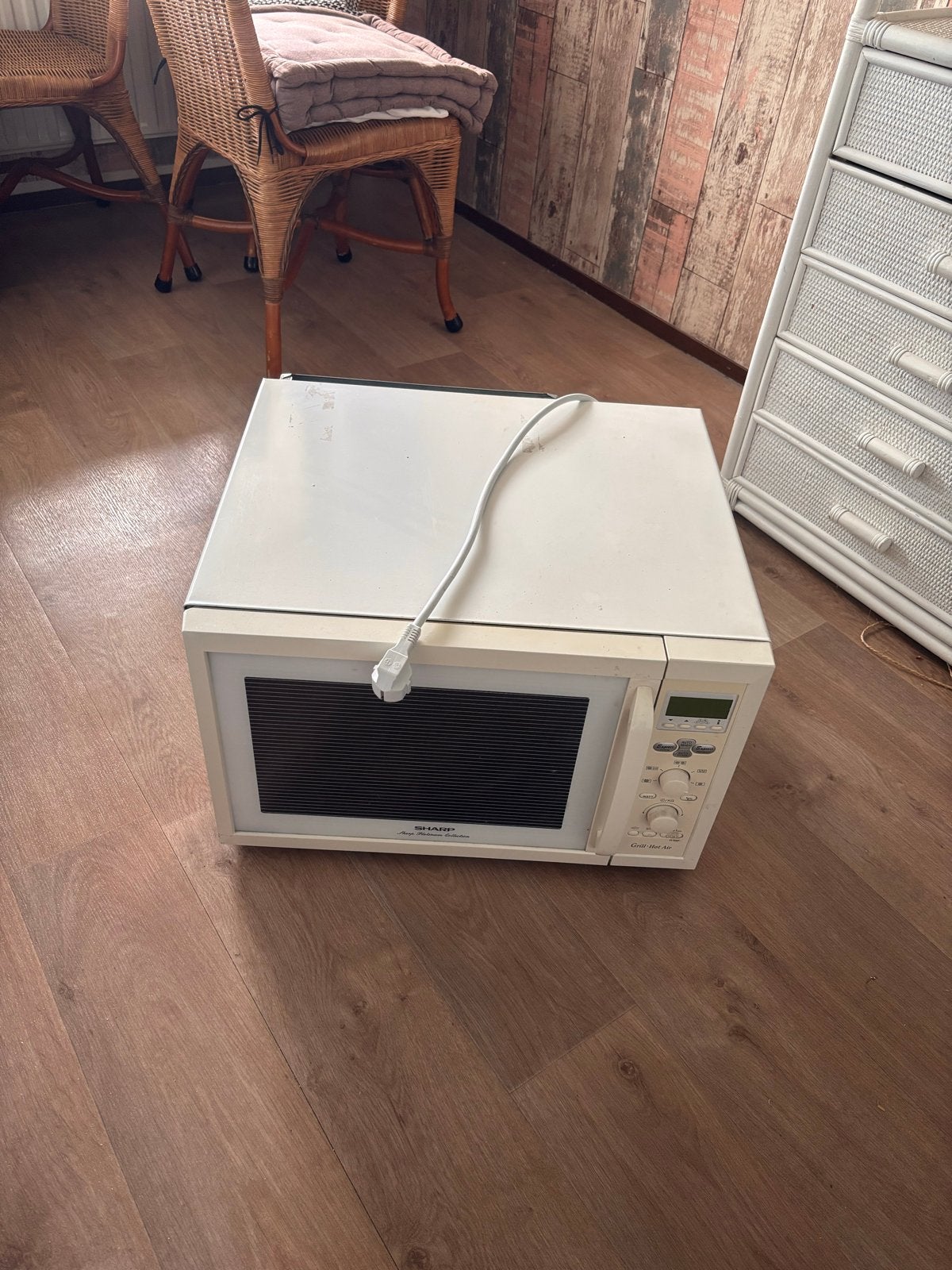 Gratis af te halen: Sharp combimagnetron appartement, Witgoed en Apparatuur, Magnetrons, Gebruikt, Vrijstaand, Magnetron, 45 tot 60 cm