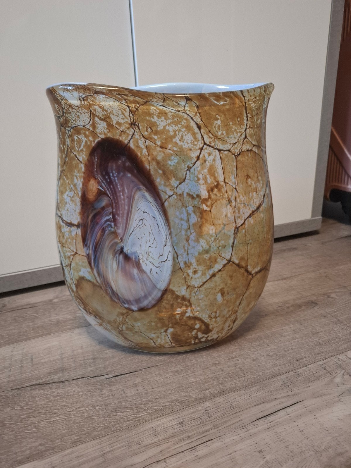 Decoratieve glazen vaas met schelp-motief, Ophalen