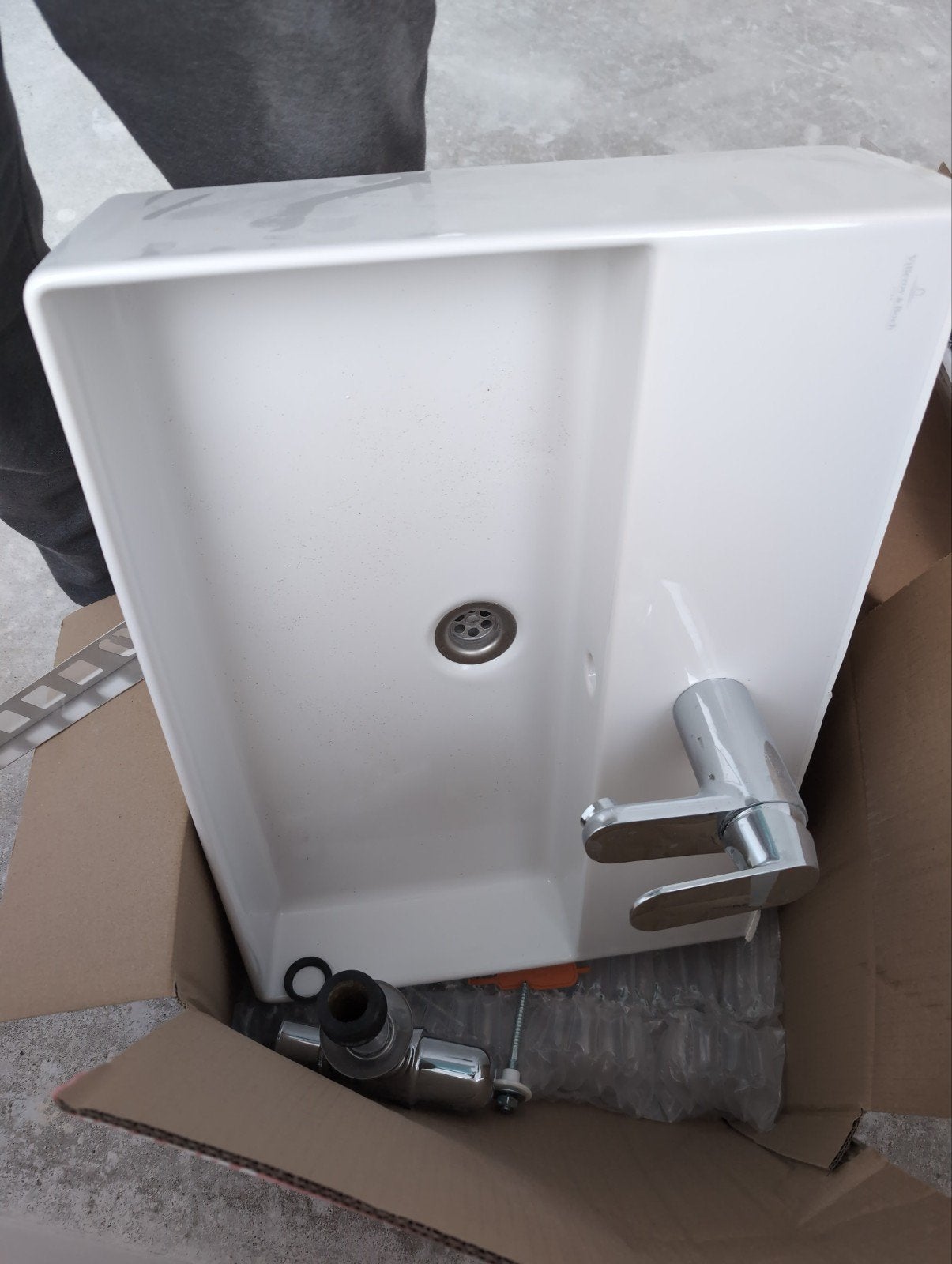 Nieuwe Villeroy & Boch wasbak met kraan en sifon, Ophalen