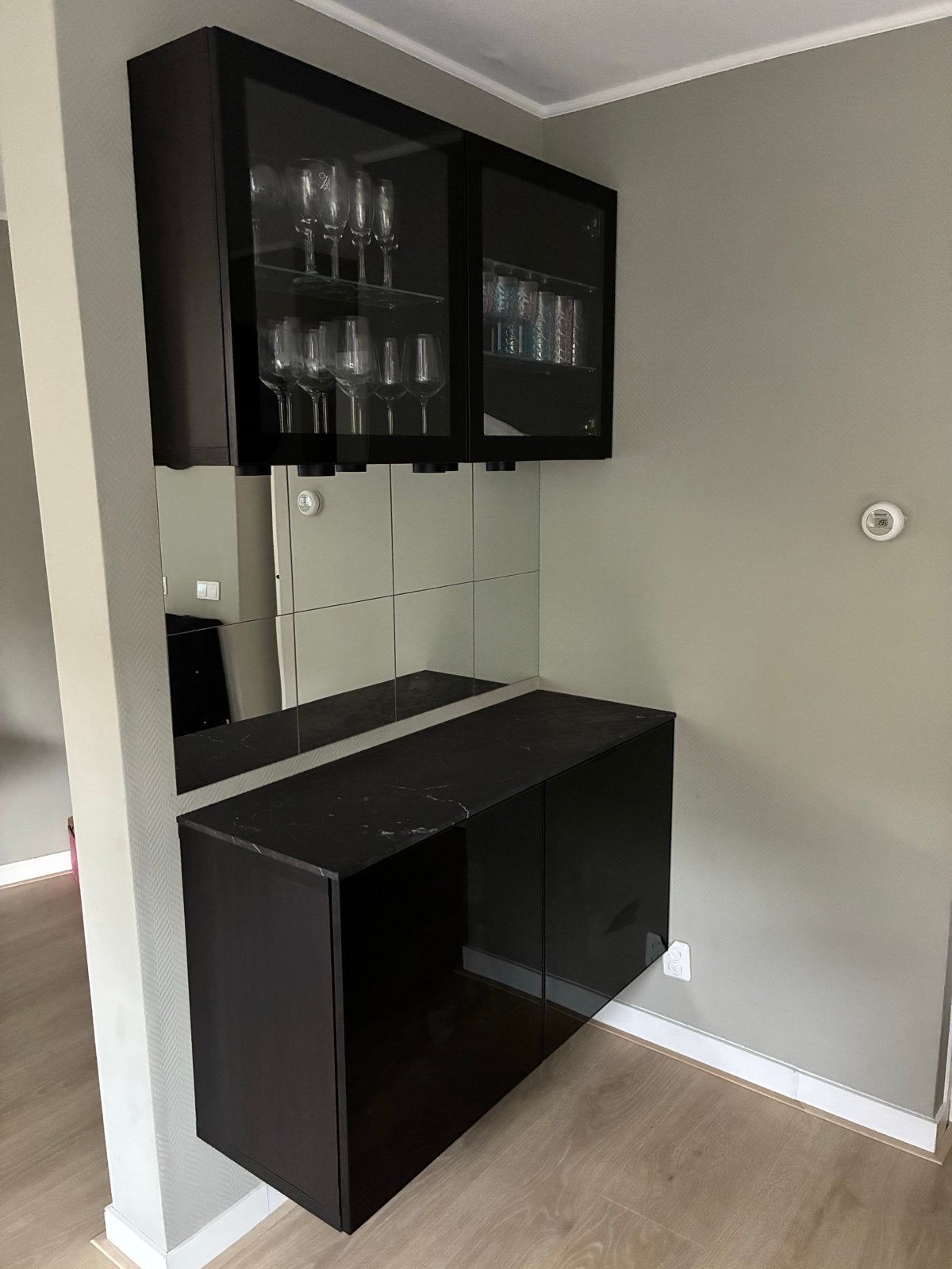 IKEA BESTA Bar/Servieskast met glazen deuren in goede staat, Ophalen of Verzenden, Gebruikt