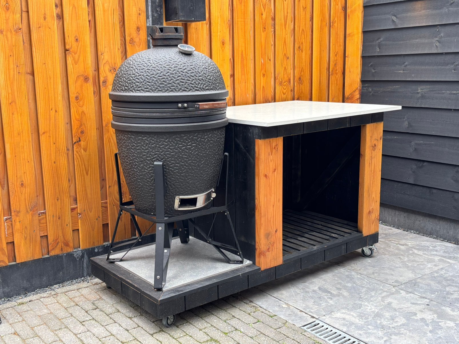 The Bastard bbq met buitenkeuken en accessoires, Ophalen, Zo goed als nieuw, Houtskool