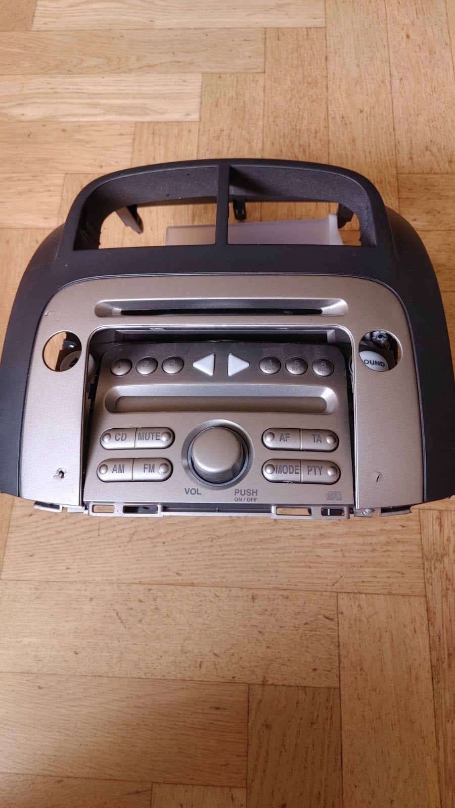 Daihatsu sirion 2 radio met frame, Auto diversen, Autoradio's, Ophalen of Verzenden, Gebruikt
