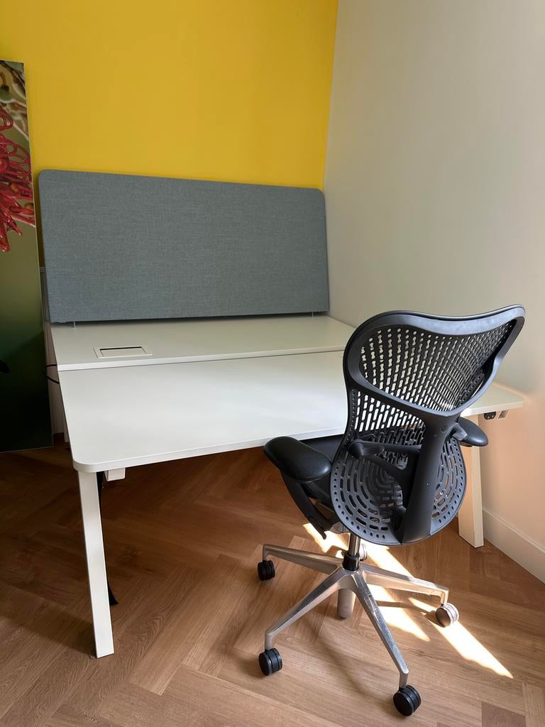 Hoogte verstelbaar dubbel zit-sta bureau + 2 Herman Miller M, Huis en Inrichting, Bureaus, Zo goed als nieuw, Duo-bureau, Overige merken