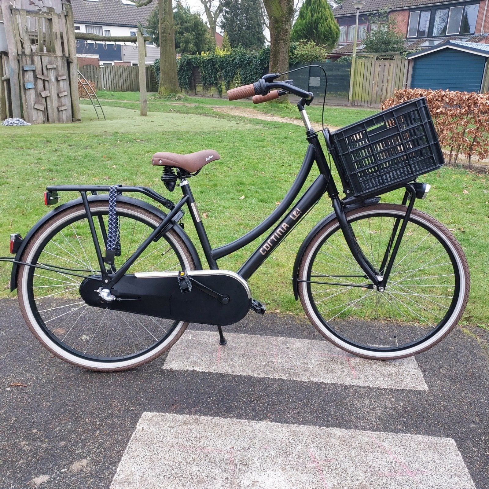 Zwarte cortina U4 meisjesfiets 26INCH 3 versnellingen, Fietsen en Brommers, Fietsen | Meisjes, 26 inch of meer, Cortina U4 transportfiets