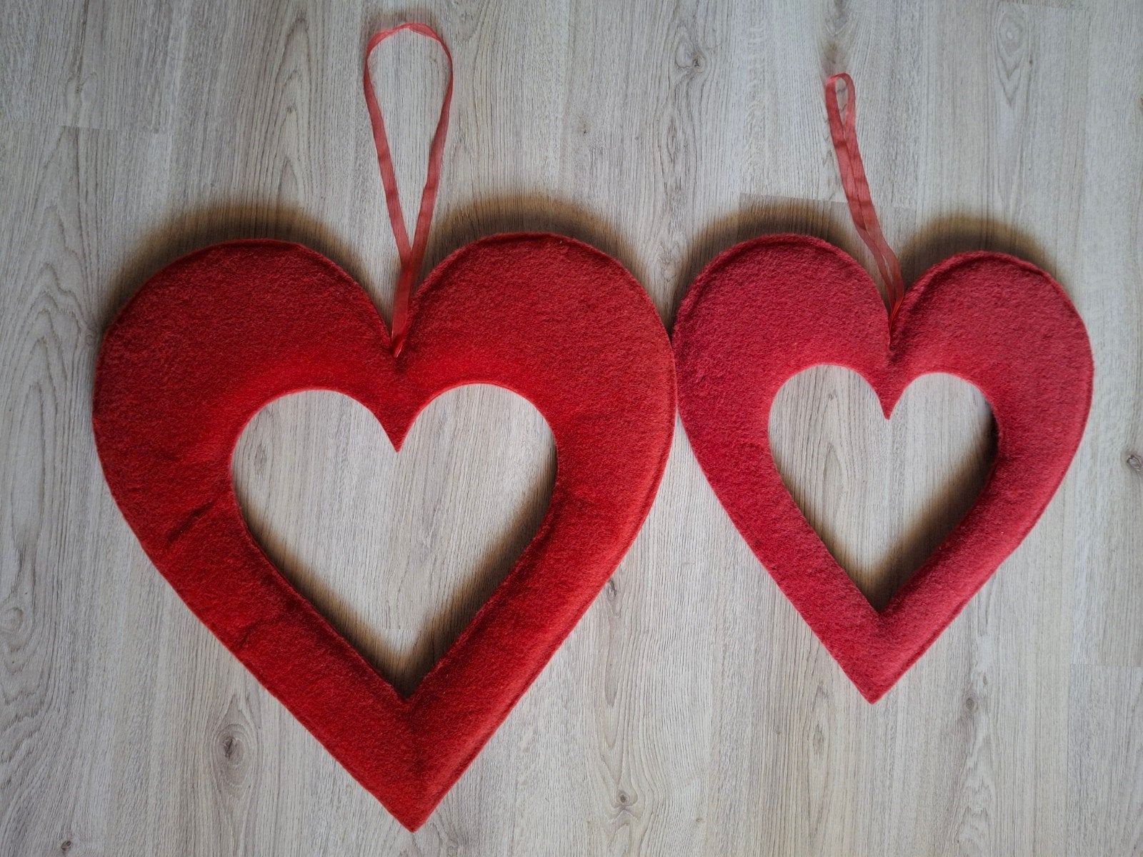 Set van 2 grote rode hartvormige decoraties valentijnsdag, Overige stijlen, Ophalen of Verzenden, Zo goed als nieuw, Rood