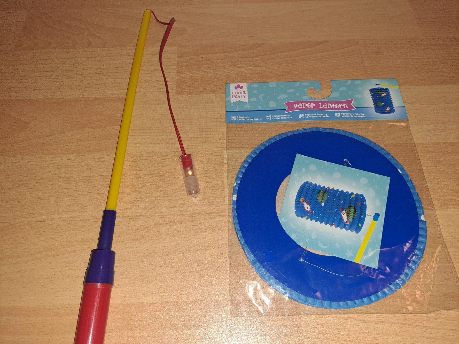 Lampion van papier met lampje aan stok, Ophalen of Verzenden