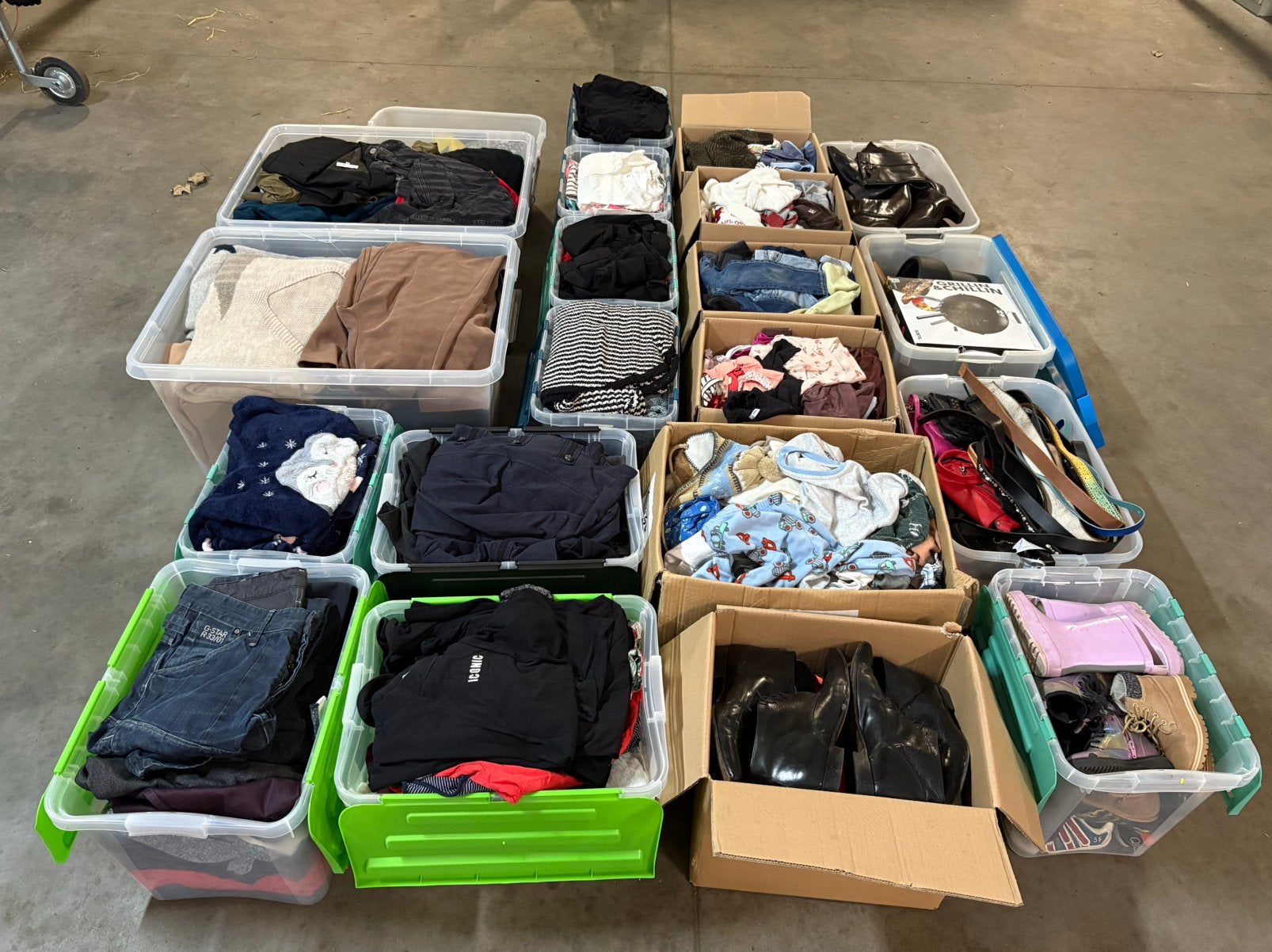 Partij tweedehands kleding, Diversen, Rommelmarktspullen, Ophalen, Zo goed als nieuw