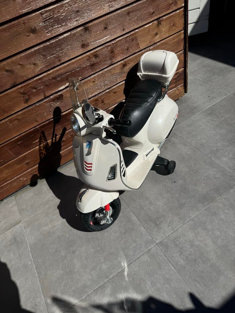 Elektrische kinder Vespa scooter wit, Ophalen of Verzenden, Zo goed als nieuw
