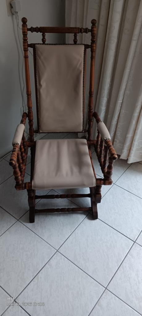 Antieke schommelstoel van hout met leren bekleding, Ophalen of Verzenden