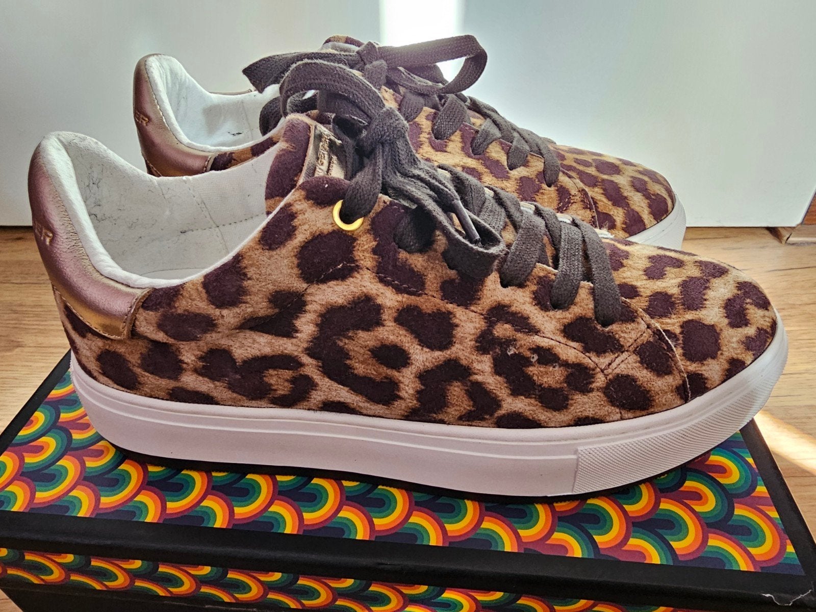 KURT GEIGER; MOOIE LEOPARD PRINT SNEAKERS 39 NU € 35,-, Kleding | Dames, Schoenen, Zo goed als nieuw, Sneakers of Gympen, Ophalen of Verzenden