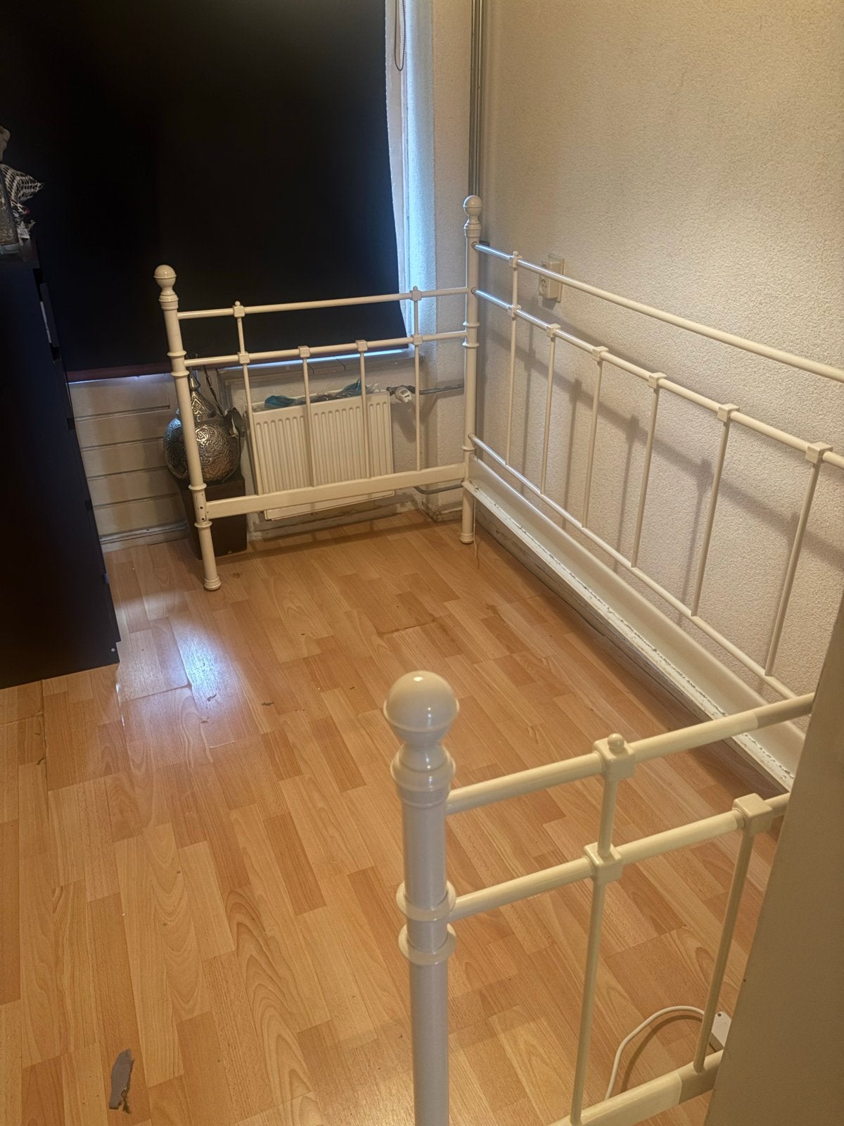 Wit metalen meisjesbed met lattenbodem, Ophalen, Gebruikt, 90 cm, Eenpersoons