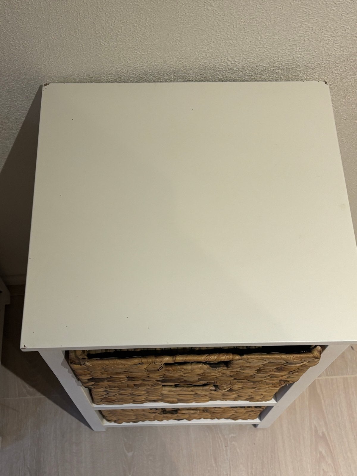Nachtkastje met 3 rieten manden, Minder dan 50 cm, Gebruikt, Ophalen of Verzenden, 3 of 4 laden