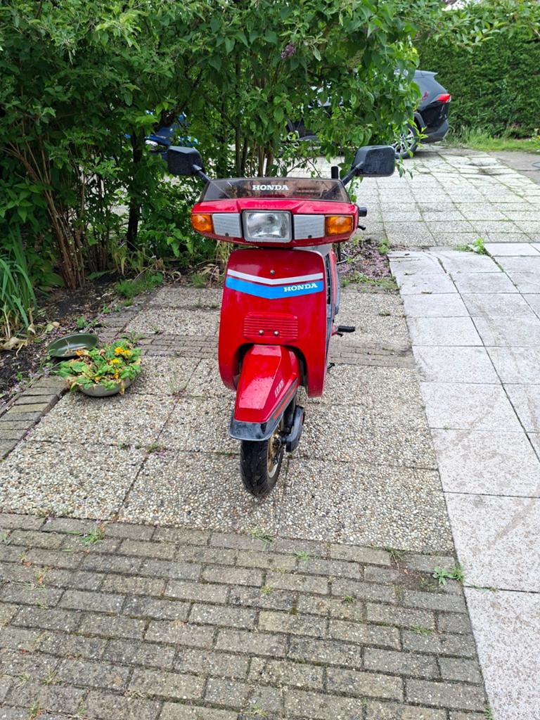 Mooie Honda Lead 125cc - Loopt momenteel niet, Fietsen en Brommers, Ophalen of Verzenden