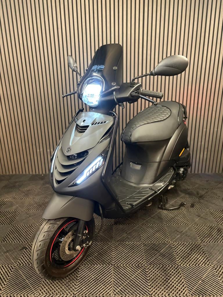 PIAGGIO ZIP 4T 3V BROM 2021 FULL OPTION MAT ZWART, Maximaal 45 km/u, Zip, Ophalen of Verzenden, Zo goed als nieuw