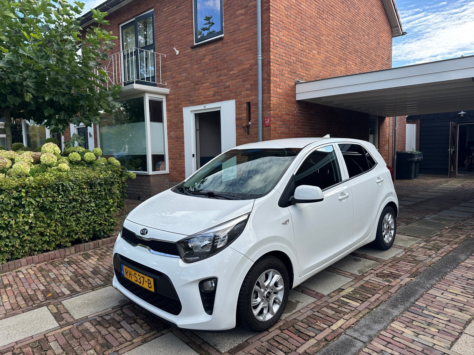Kia Picanto / CARPLAY / 5-deurs / 4-zits / Wit, Voorwielaandrijving, Stof, Zwart, 4 stoelen