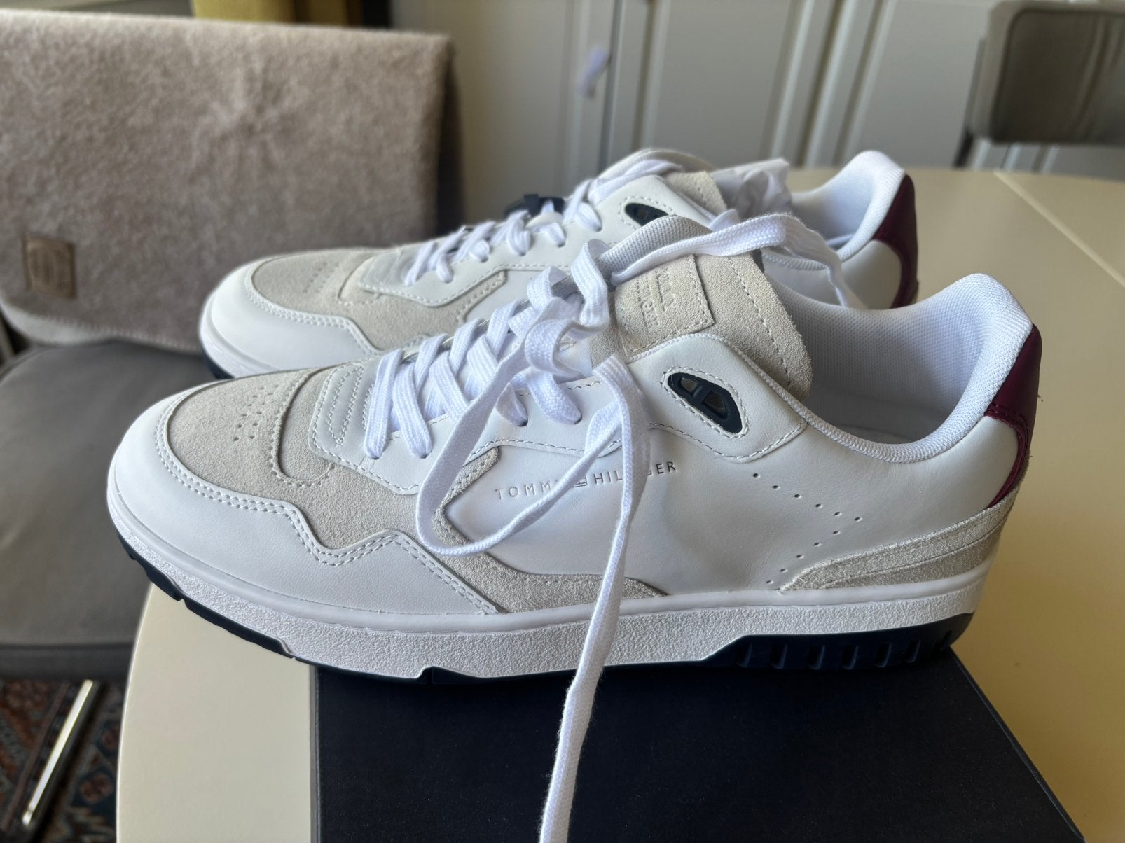 Tommy Hilfinger witte sneakers ongedragen “Basket Better” 43, Wit, Nieuw, Ophalen of Verzenden, Sneakers of Gympen