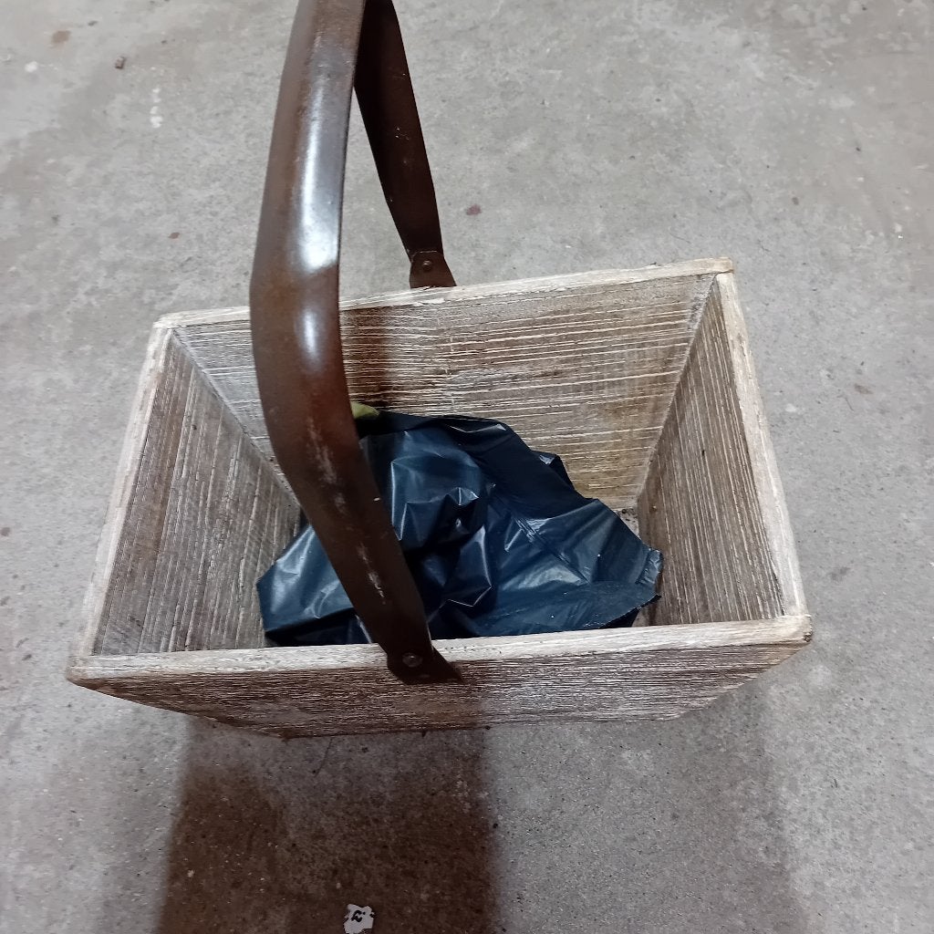 Houten bakje / mand met metaal handvat., Ophalen of Verzenden, Zo goed als nieuw, Rechthoekig, Hout