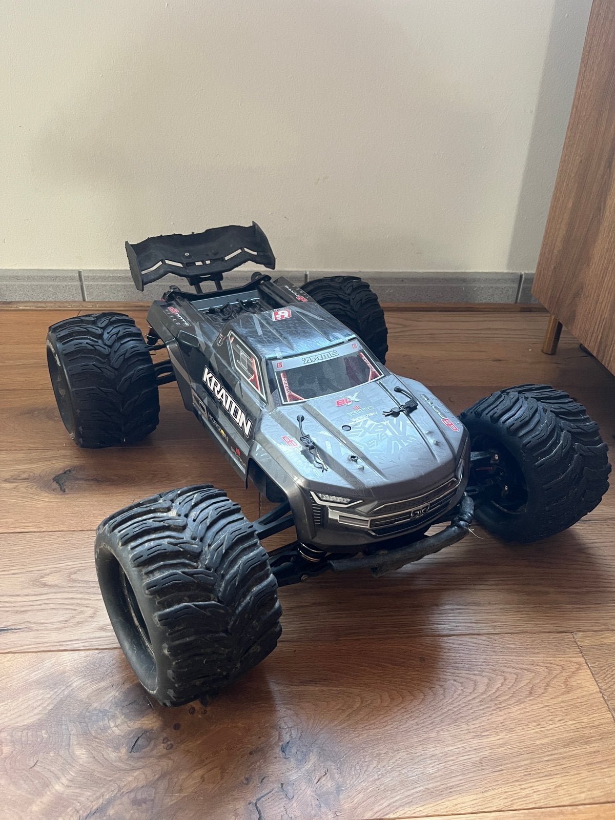 ARRMA Kraton 6S: upgrades, accu’s en veel reserveonderdelen, Gebruikt, Auto offroad, RTR (Ready to Run), Schaal 1:8