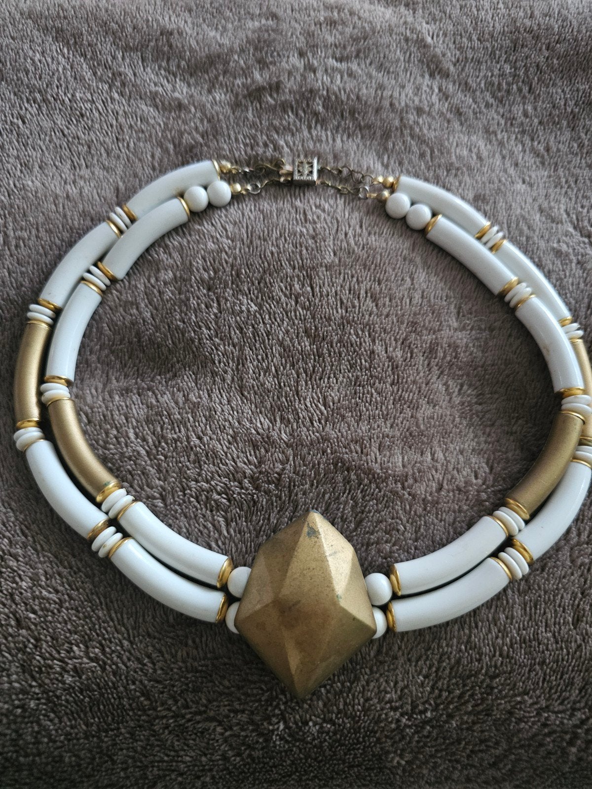 Ketting met goudaccenten, Met hanger, Overige materialen, Gebruikt, Wit